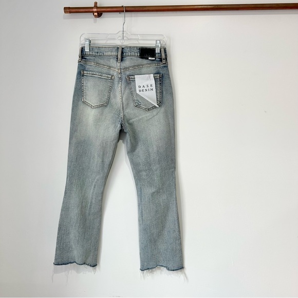 NWT Lulu’s Daze Denim Shy Girl Light Wash Distressed High Waist Crop Fla… - Picture 8 of 8